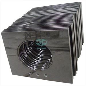 Vanity phòng tắm với đá granit đen